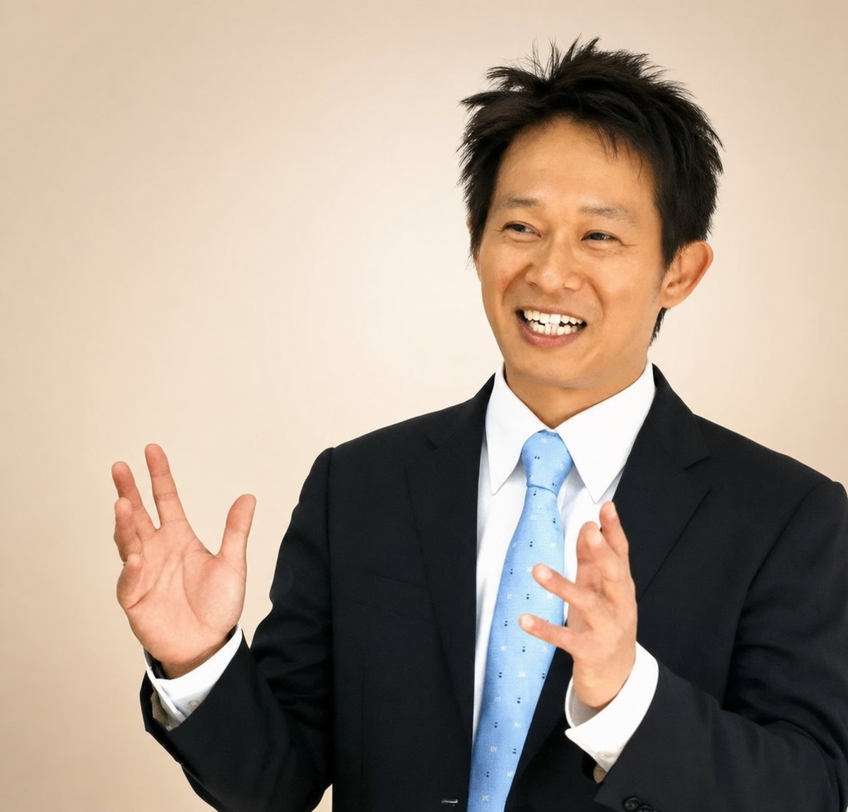 笑顔で語りかけるプレイズアップ塾長のポートレート